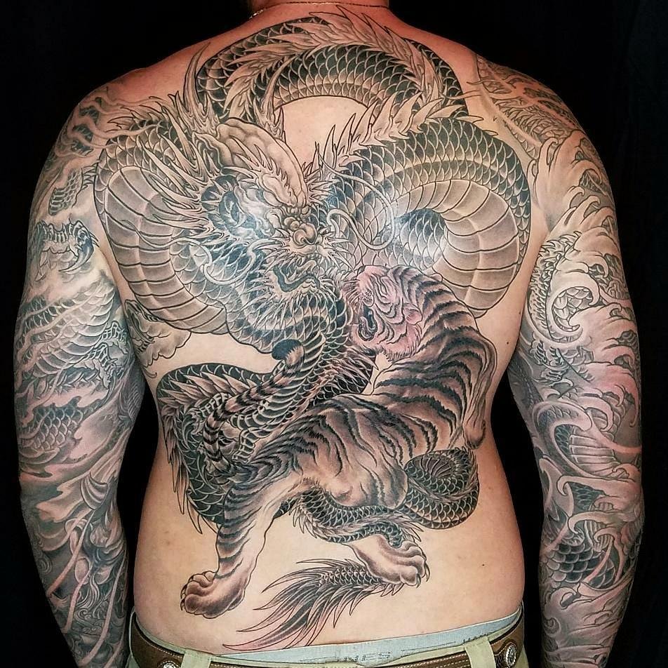 татуювання дракона і тигра на всі плечі
