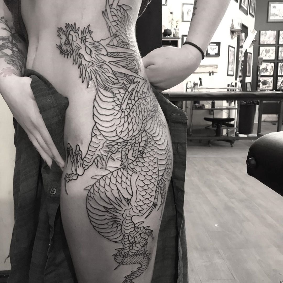 татуювання дракона на бедрі
