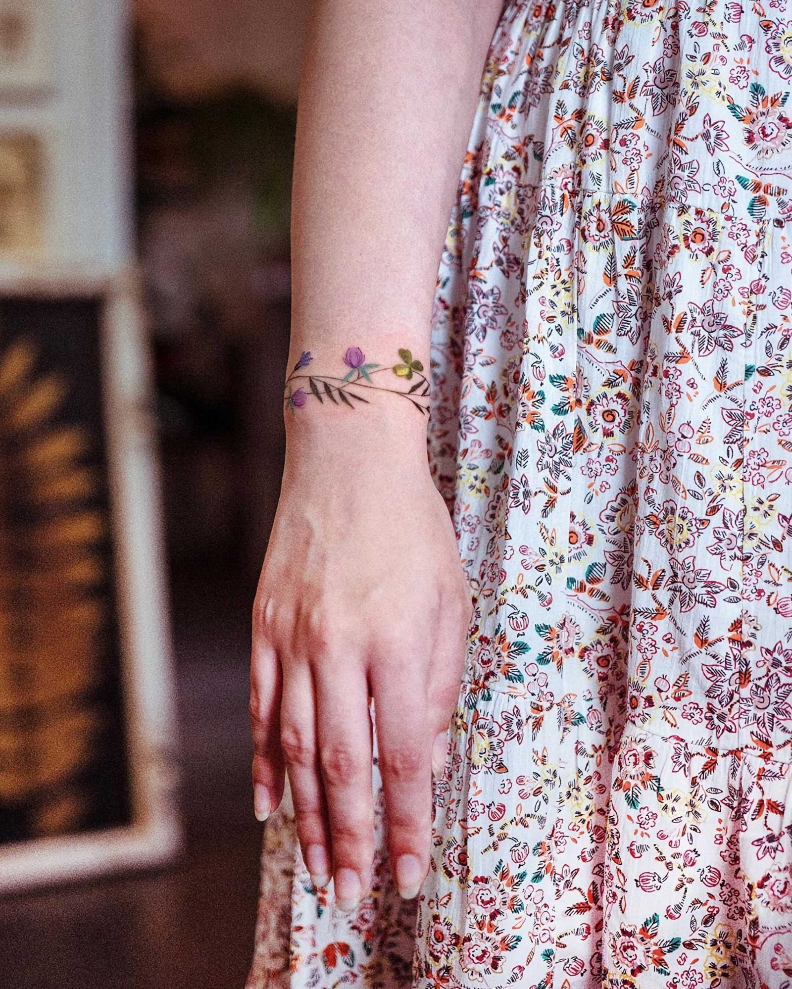 татуировка цветочного браслета на руке