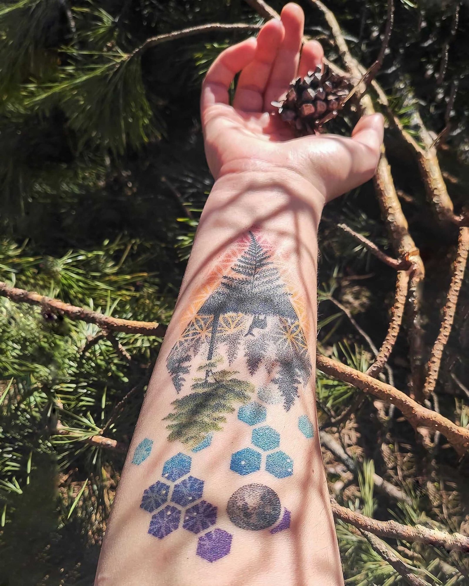 акварельная татуировка леса на руке