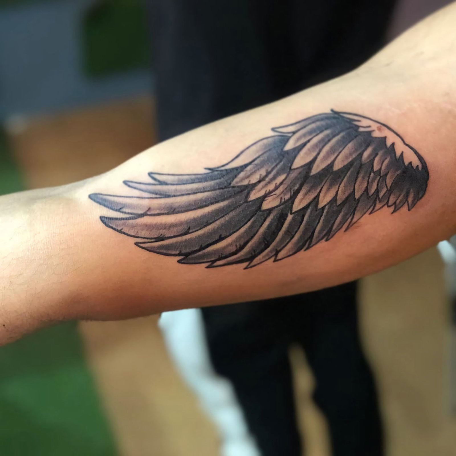 модная татуировка крыла на руке