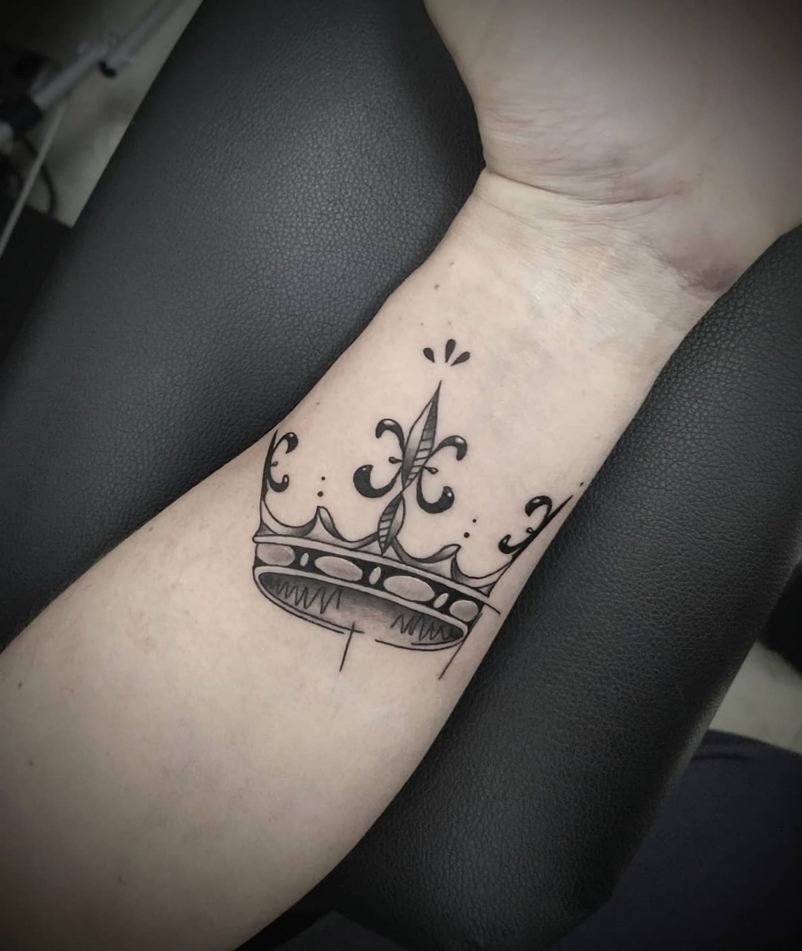 стильная татуировка короны на запястье