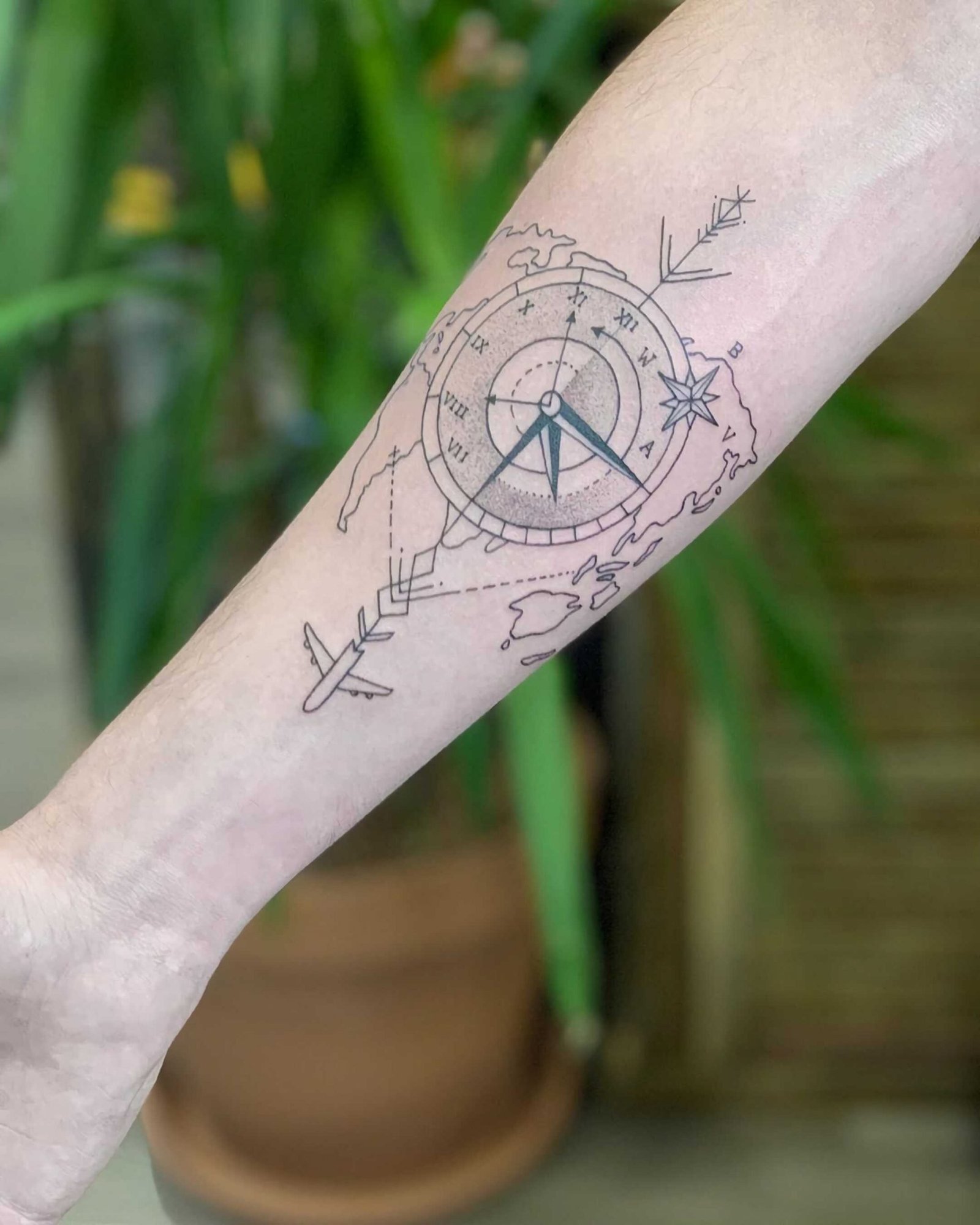 тату компаса на руке в геометрическом стиле