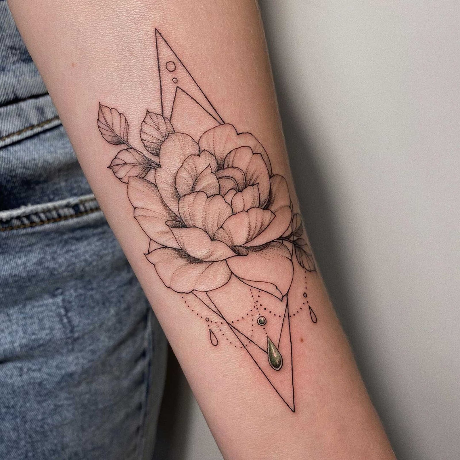 геометрическое тату с цветком на руке