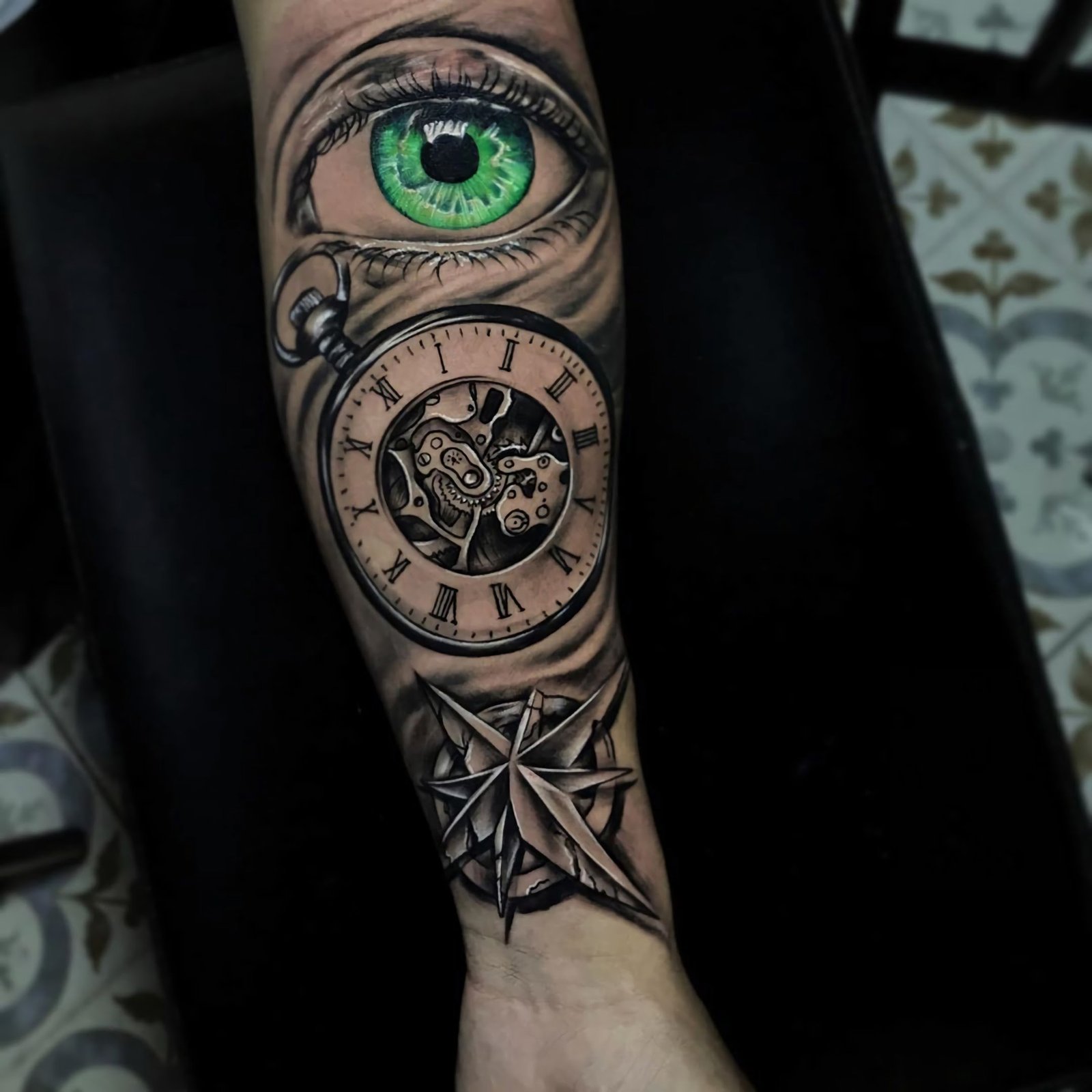 значимая татуировка часов на руке и зеленого глаза