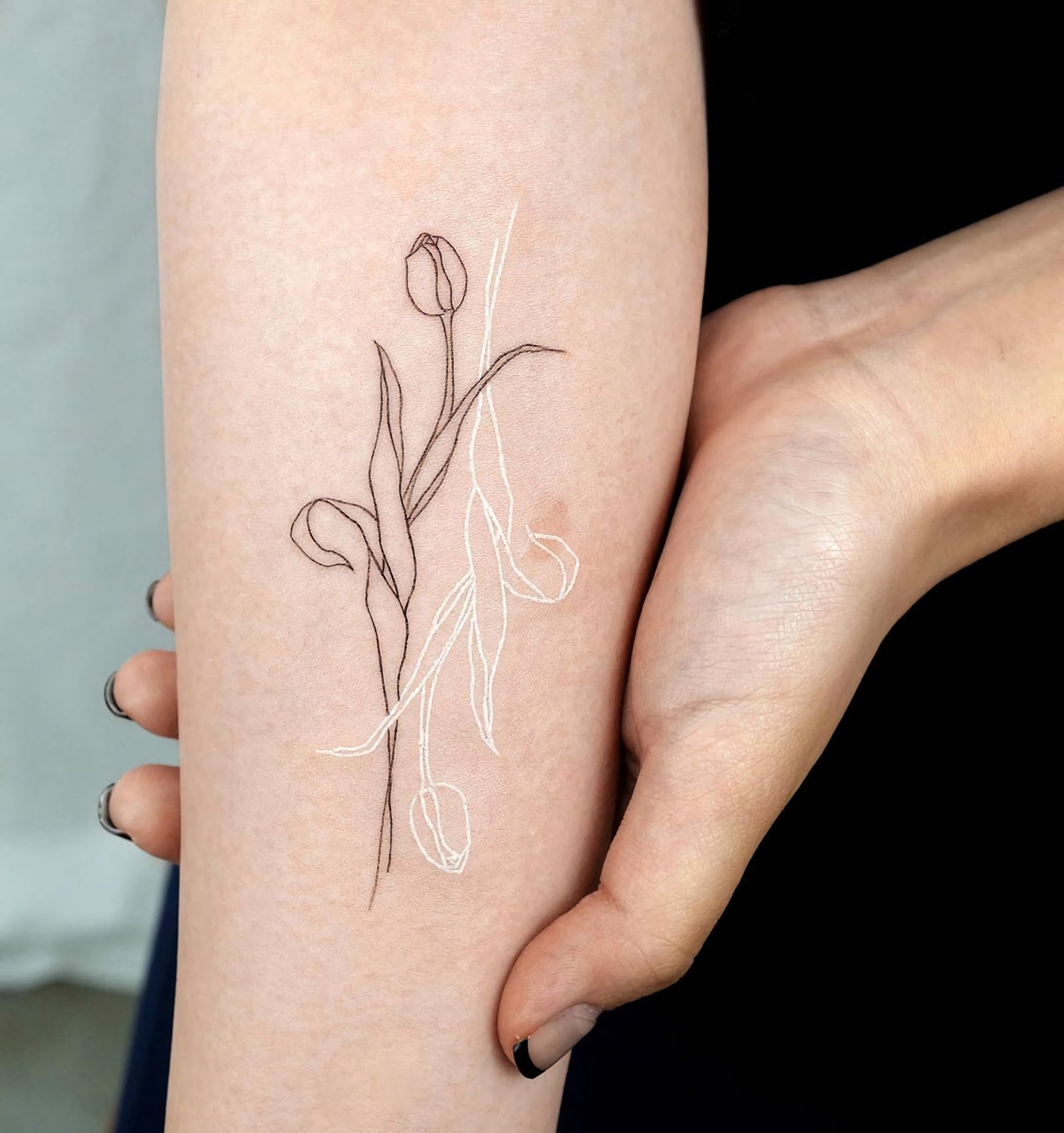 современная белая татуировка цветов на руке
