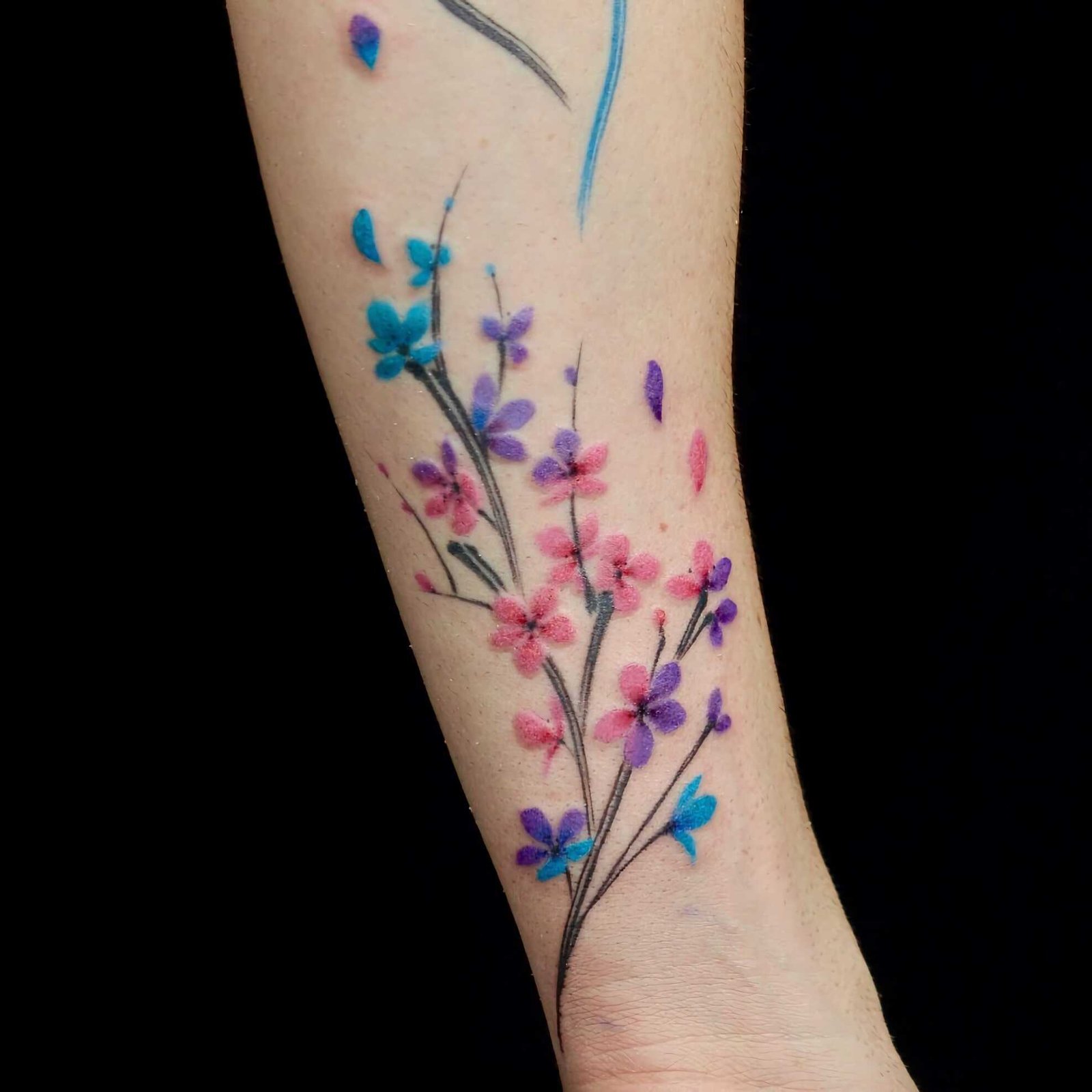 модная цветочная татуировка на руке