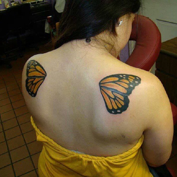 крылья бабочки тату на спине