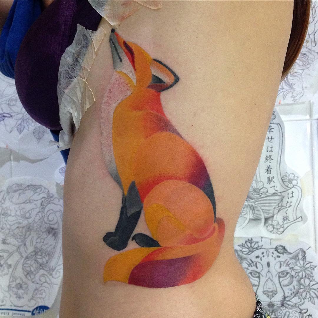 татуировка рыжей лисы под грудью