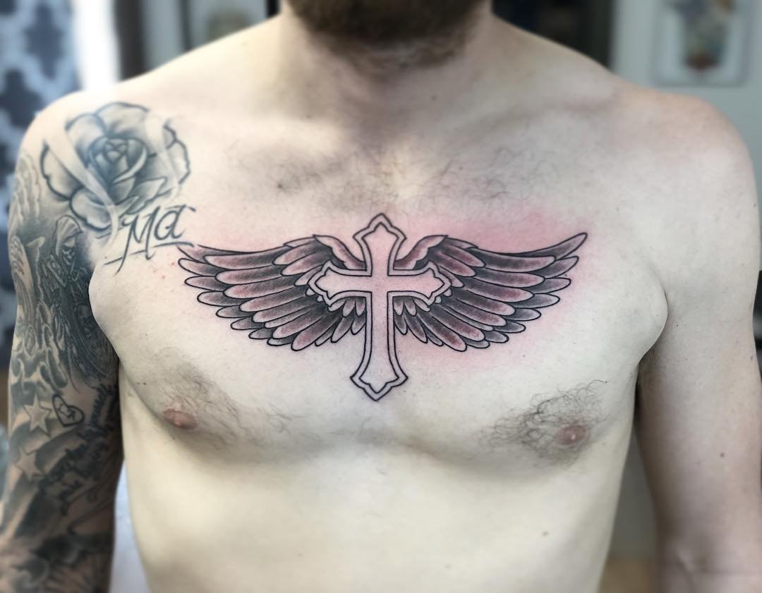 тату крест с крыльями на груди