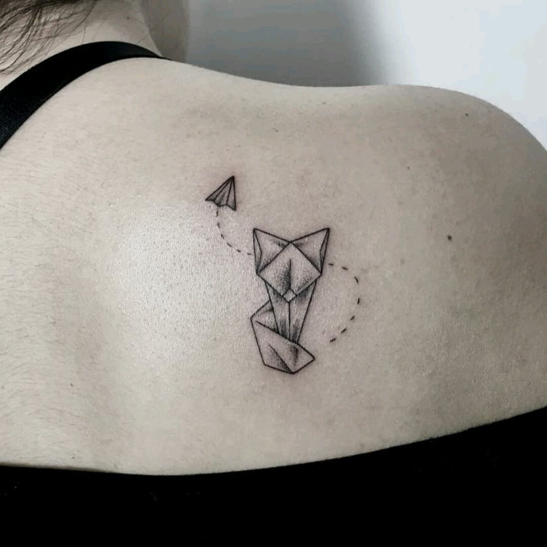 минималистическая татуировка лисы для женщин на спине