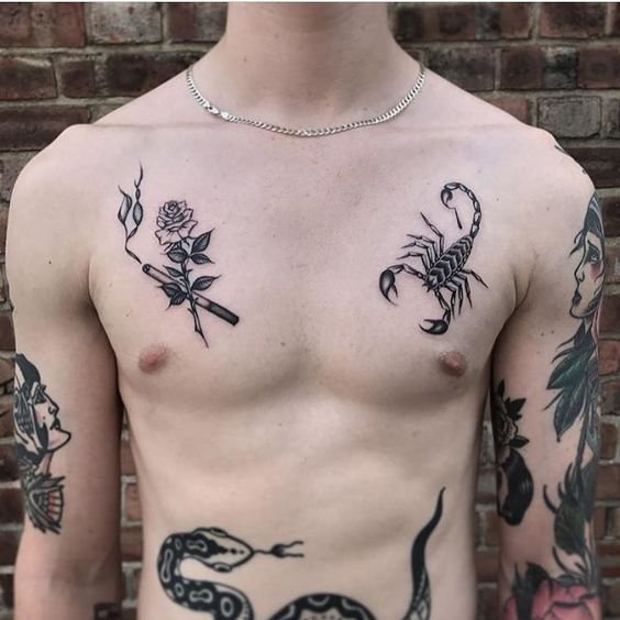татуювання скорпіона на грудях
