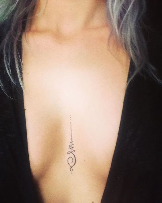 жіноче маленьке татуювання під грудьми
