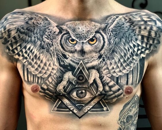 татуювання сови і всевидющого ока на грудях
