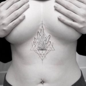 татуировка геометрического кристалла под грудью
