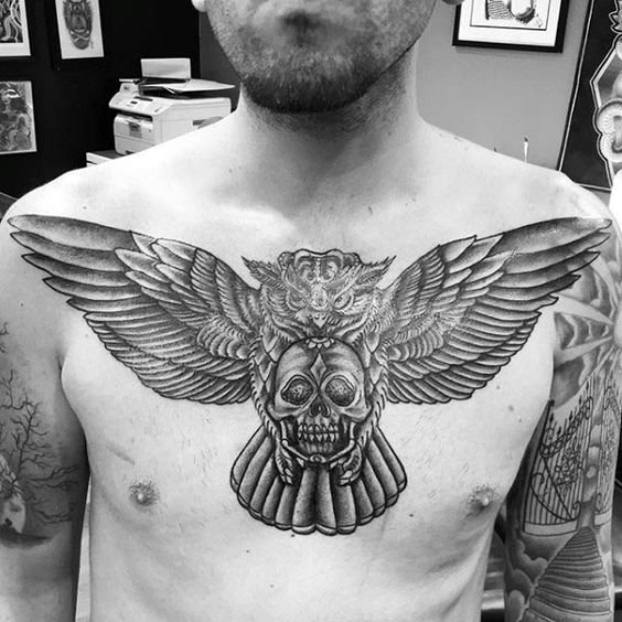 татуировка совы и черепа на груди
