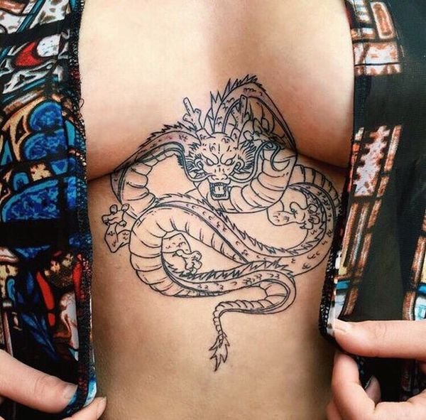 женская татуировка дракона под грудью