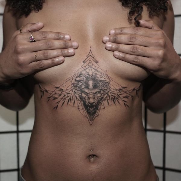 татуировка под грудью с рычащим львом