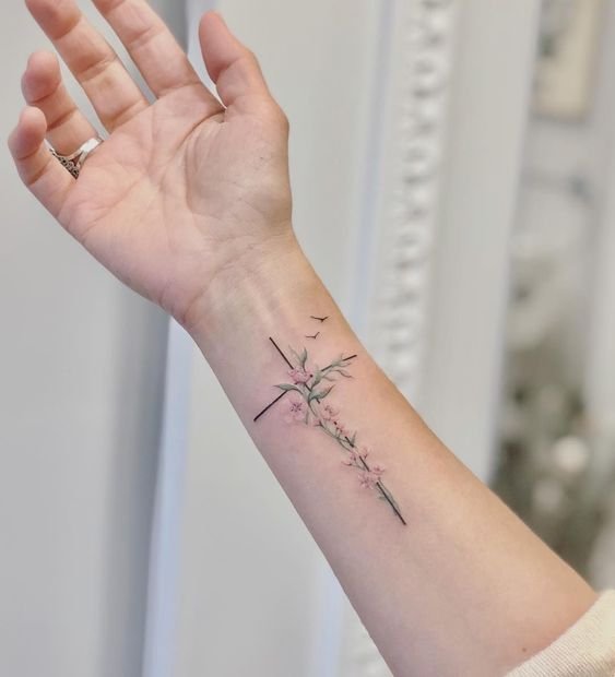 татуювання квітів птахів і хреста
