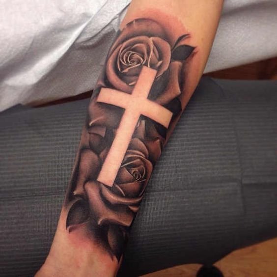 татуировка розы и креста