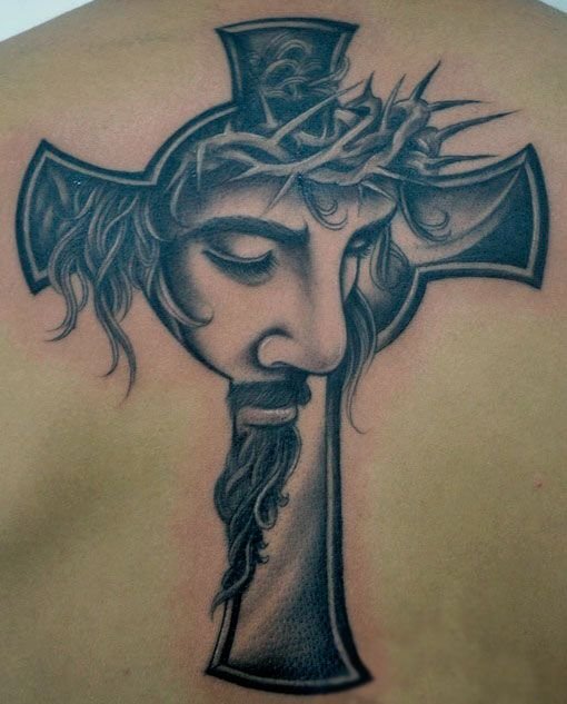 татуировка изображения Иисуса и креста