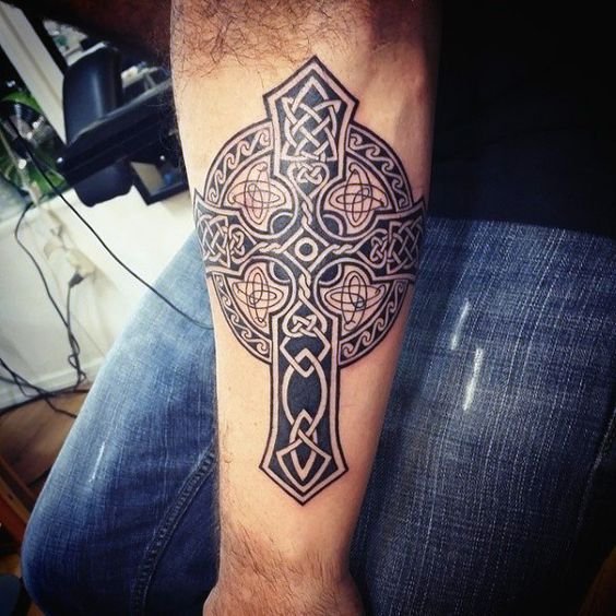 татуировка ирландского креста на руке