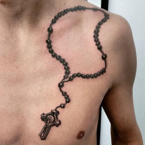 татуировка ожерелья на груди