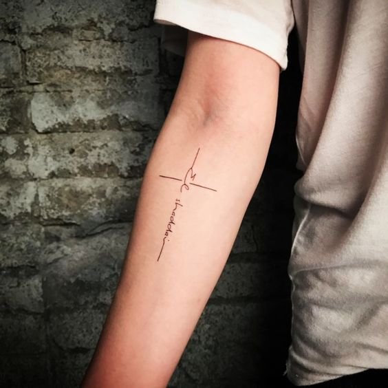 татуировка имен в виде креста