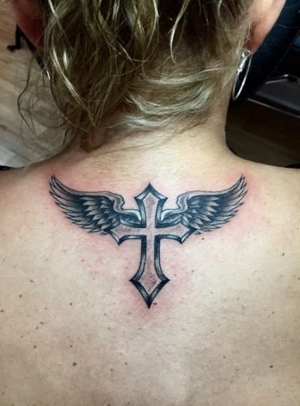 татуировка с крыльями на спине