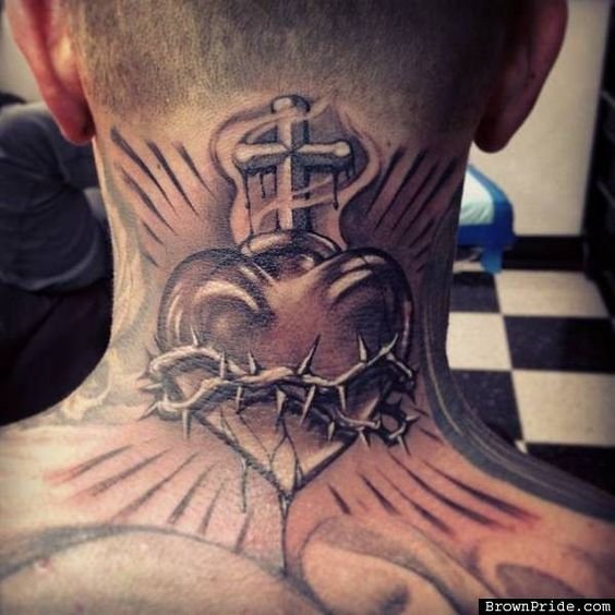 татуировка сердца и креста на шее
