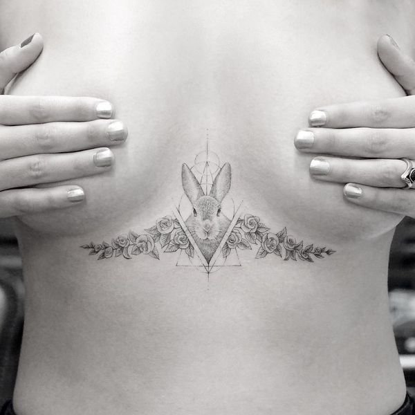 татуировка кролика и роз под грудью