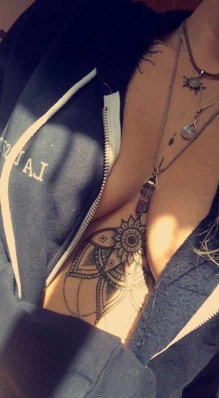 реалістичне татуювання соняшника під грудьми
