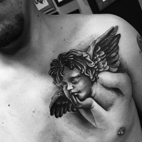 татуювання маленького ангела на чоловічих грудях
