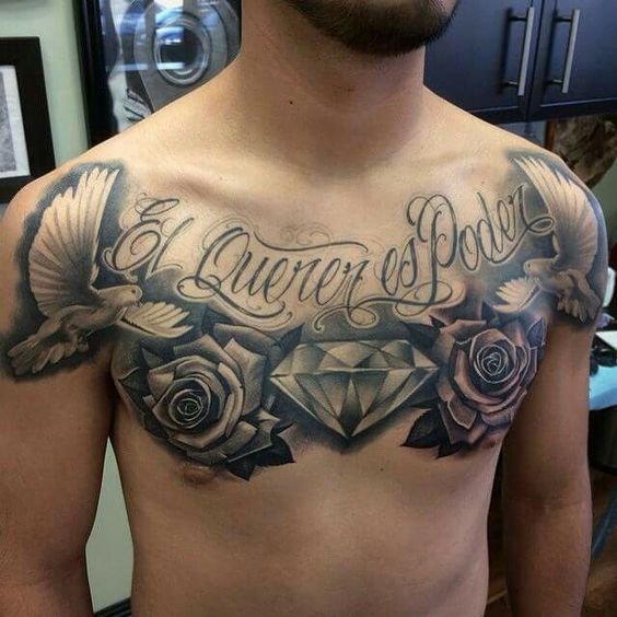 татуювання троянд і алмазу на грудях
