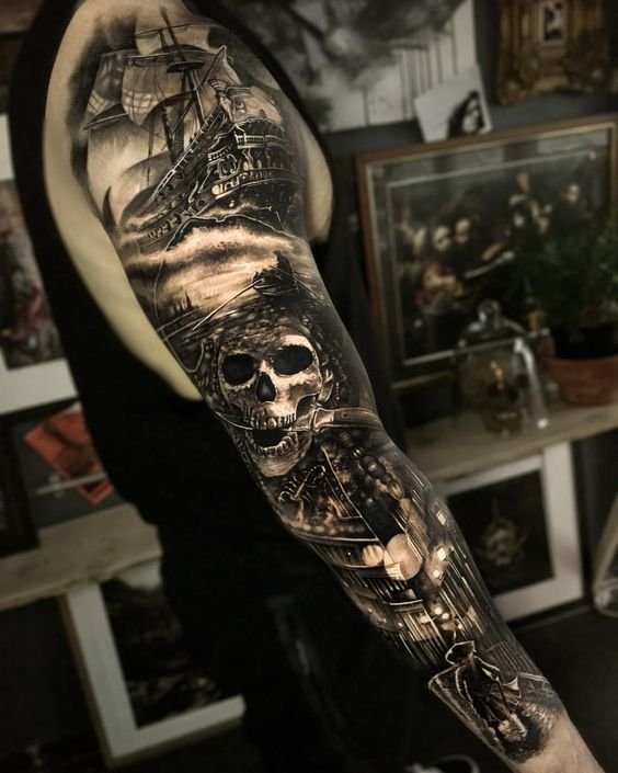 татуировка полного рукава с пиратским черепом