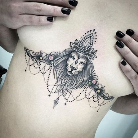 женская татуировка льва под грудью