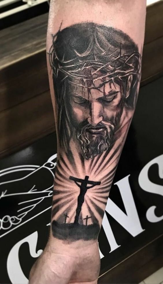татуировка рукава с Иисусом и тремя крестами