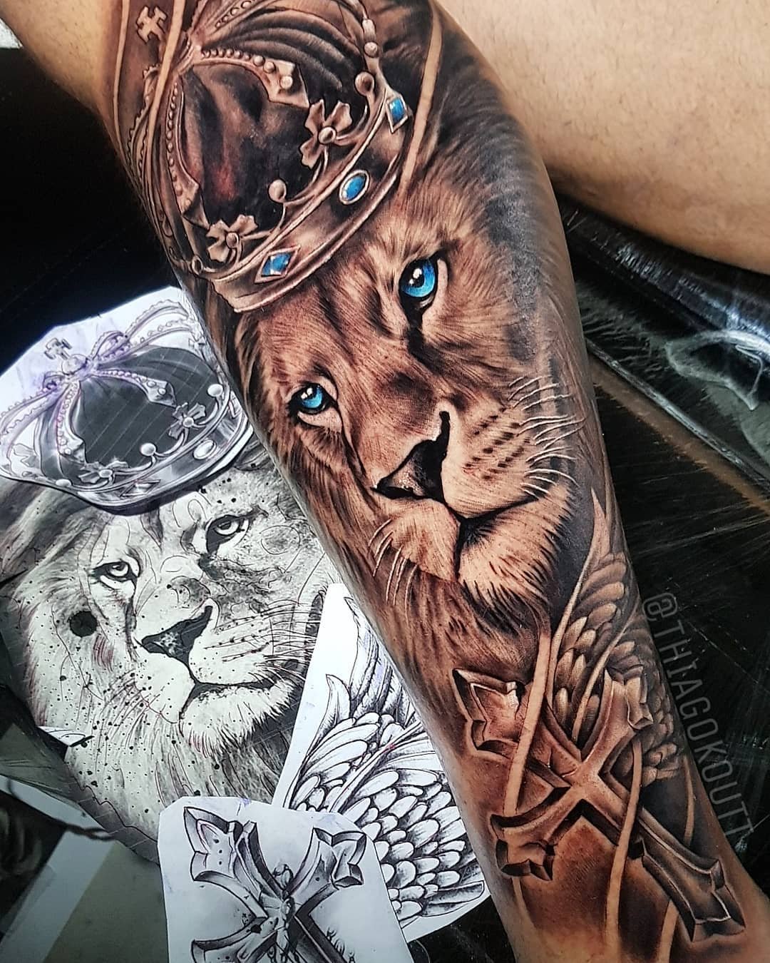 татуировка льва и креста
