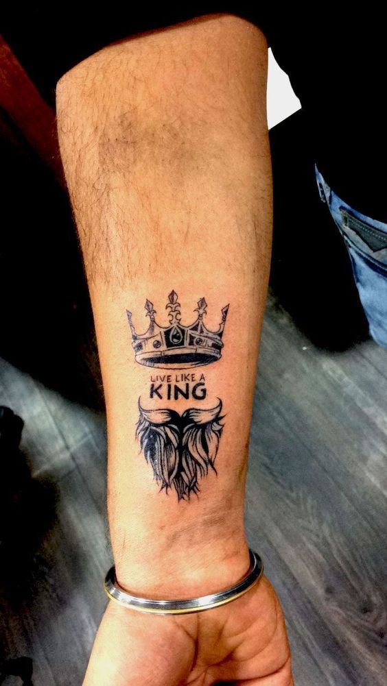 мужская татуировка короны на запястье