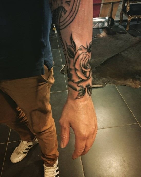 татуювання троянди на зап'ясті
