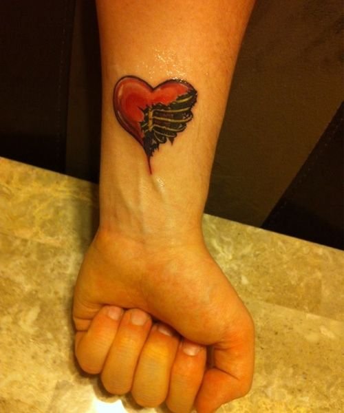 татуювання серця на зап'ясті
