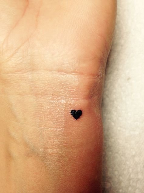 татуировка маленького сердечка на запястье