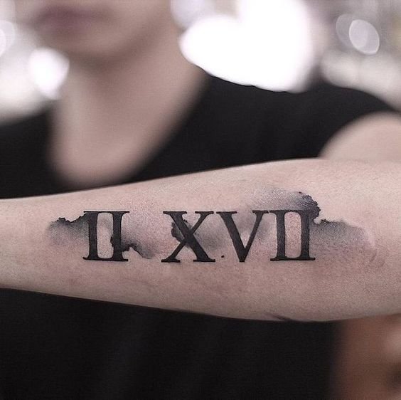 татуювання римських цифр на зап'ясті

