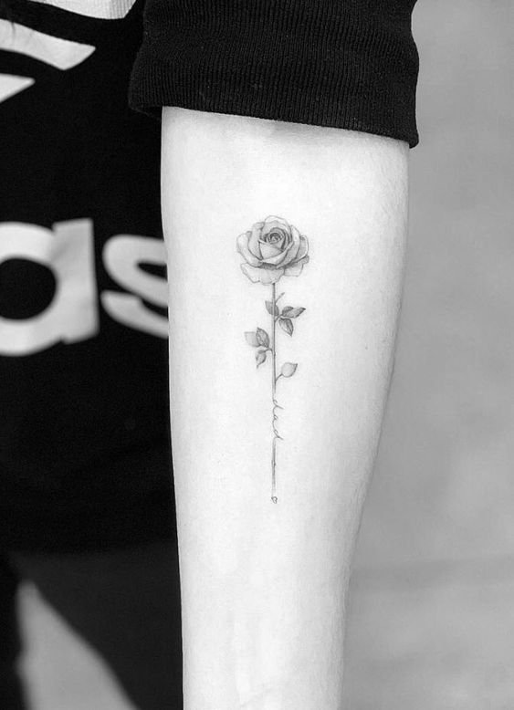 татуировка розы на мужском запястье