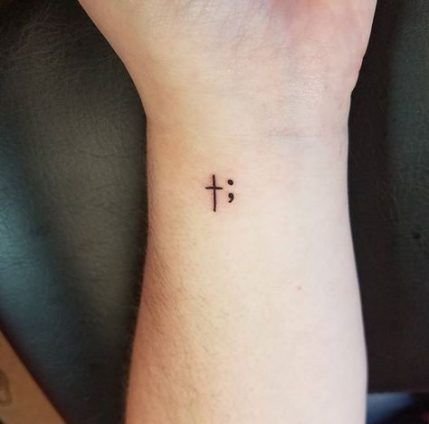 татуювання хреста з точками на зап'ясті
