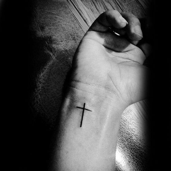 татуировка креста на боку запястья 