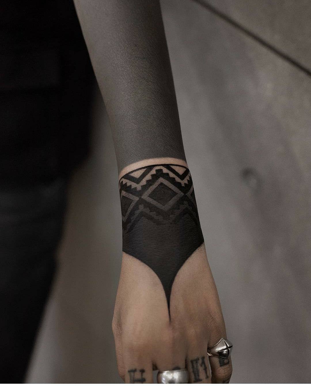 чорний рукав і браслет в стилі блекворк
