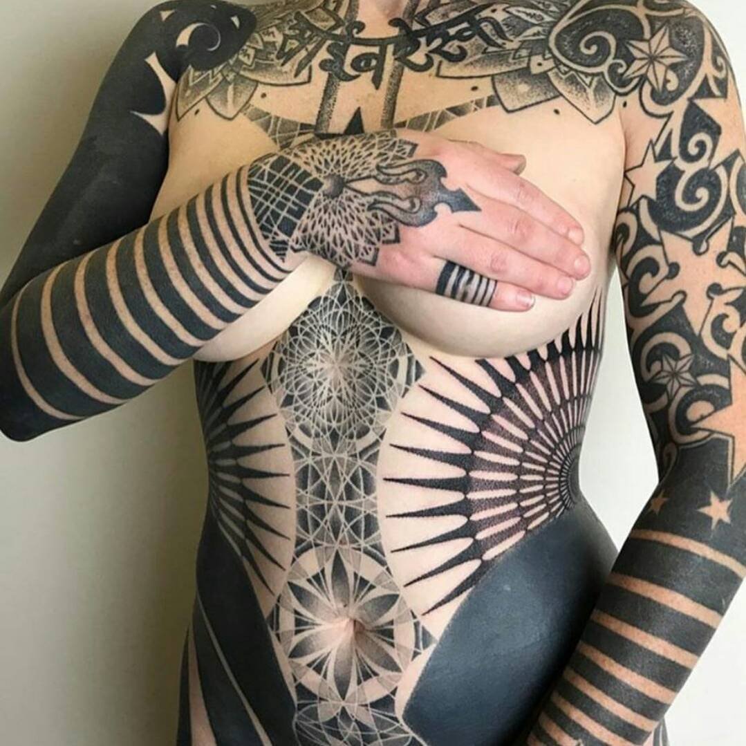 красивая татуировка на все тело в стиле блэкворк