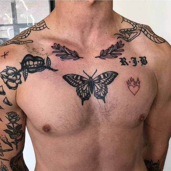 чоловіче татуювання метелика на грудях
