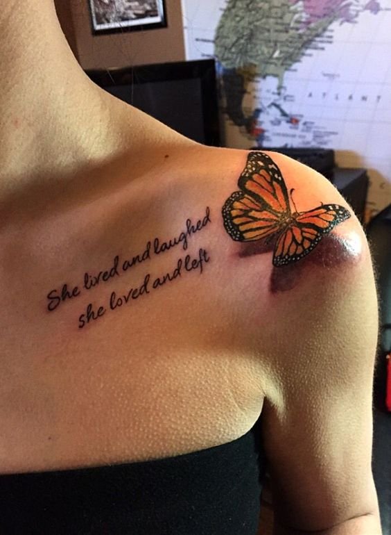 жіноче татуювання метелика з цитатою